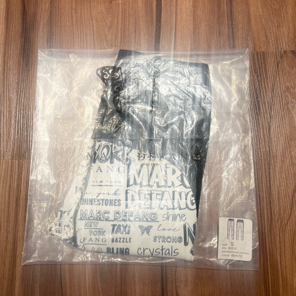 New Marc Defang NYC White Graffiti Athletic Leggings - S - Picture 4 of 4